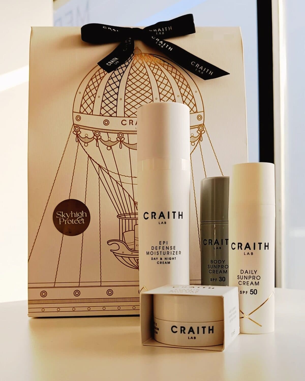 Craith-Lab-Produkte der Skyhigh-Protect-Linie vor der goldgeprägten Verpackung