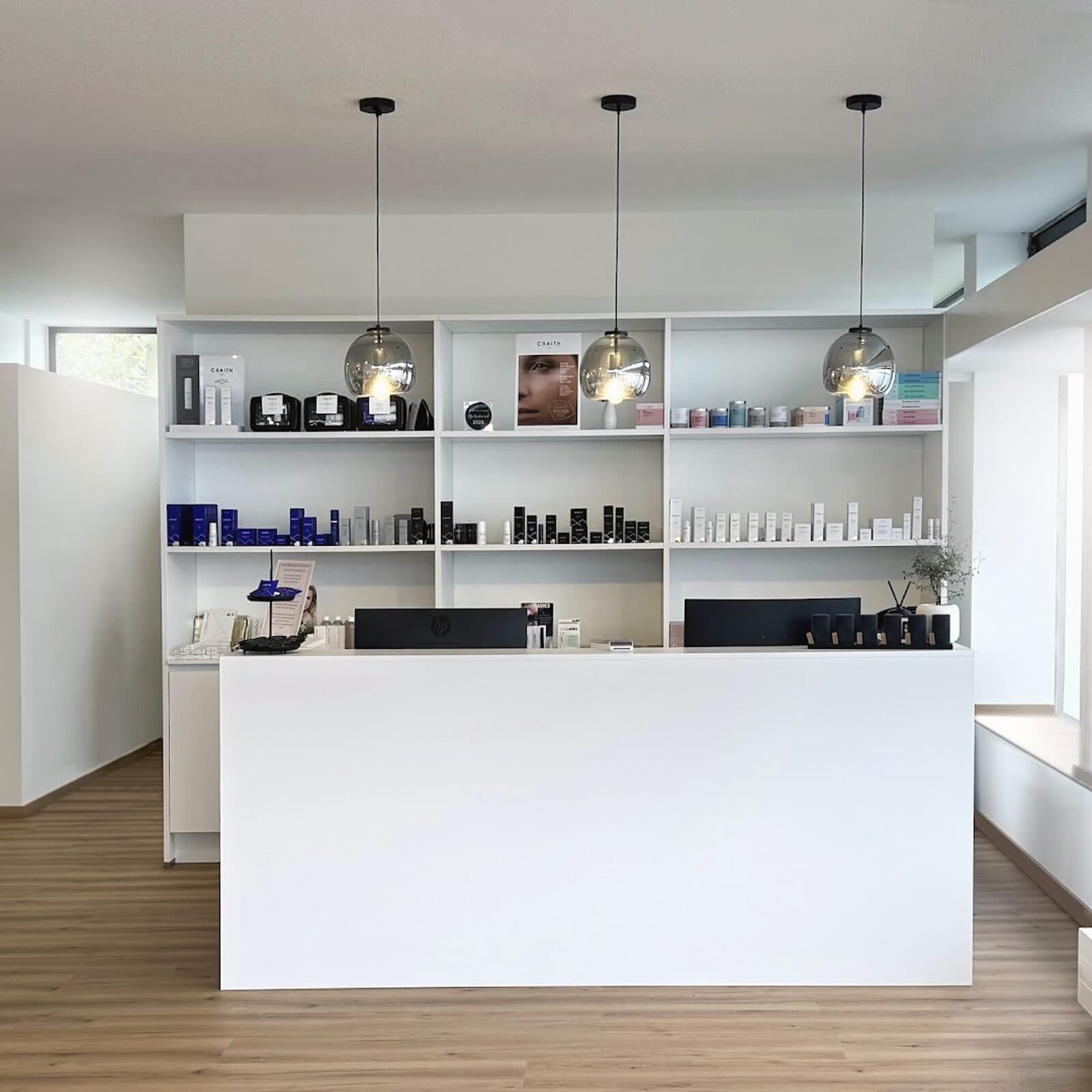 Heller Empfangsbereich im Beautyloft mit Tresen und Produktregal