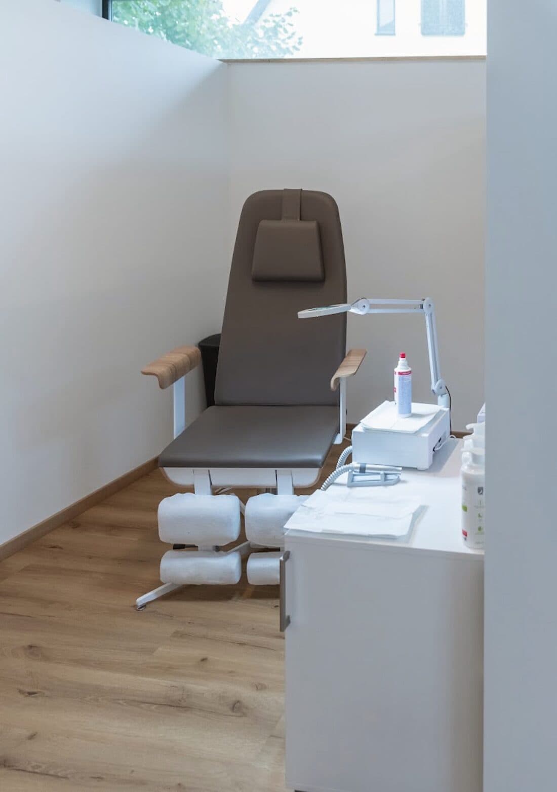 Behandlungsraum im Beautyloft mit Stuhl, Arbeitsleuchte und Tageslicht vom Fenster